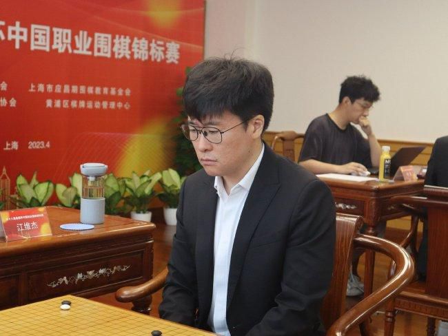 可是，今夜，这一切在她的眼底，却又变得很不一样。